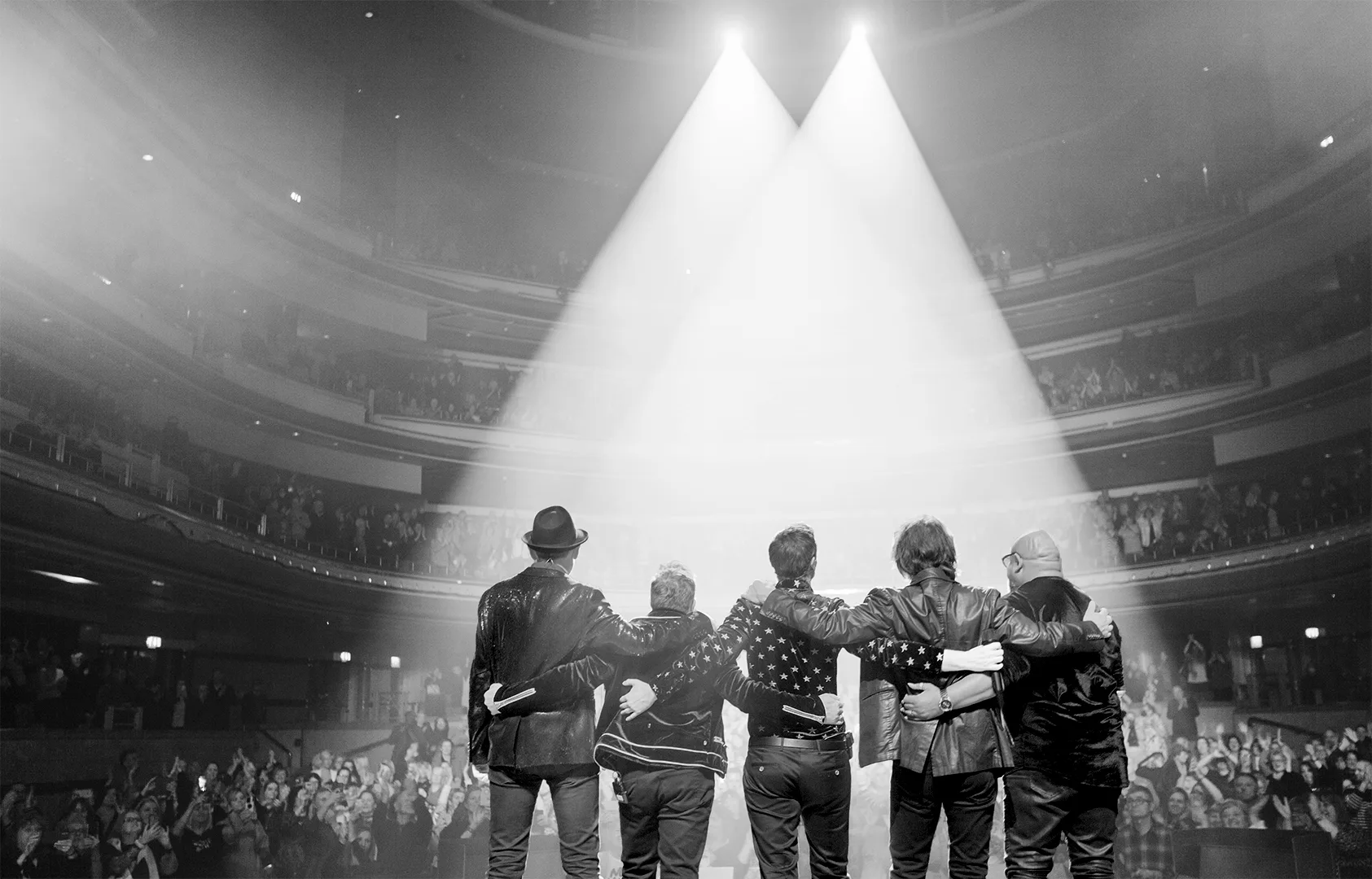 Marti Pellow band taking a bow, concert photography by myb777